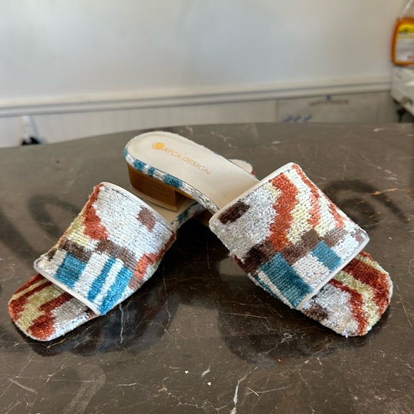 NWT velvet slide size 37